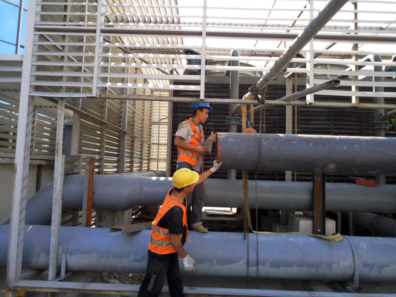 溴化鋰機(jī)組設(shè)備安裝工人